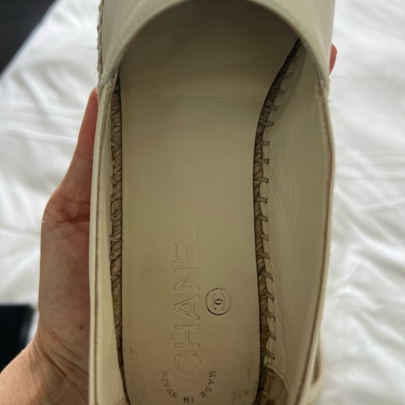 NWT- UNIQUE IVORY COLOR- NOT BEIGE- Chanel Leather Espadrilles Ivory/Black. - Picture 9 of 9